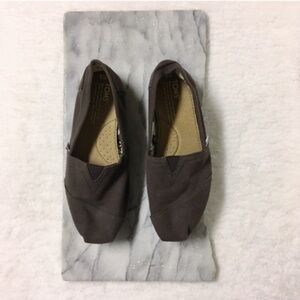 Toms Classic Slip Ons Shoes Brown Size 8
Canvas